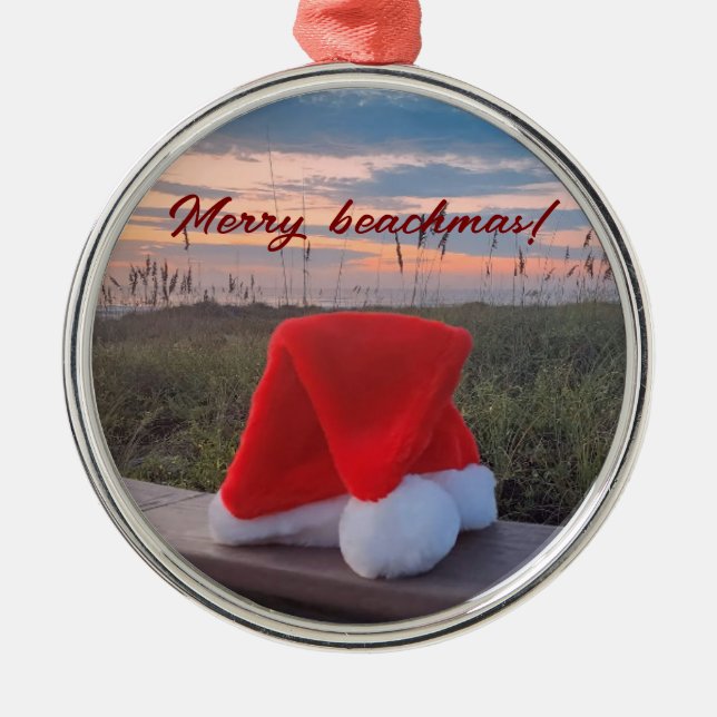 Strand-Szene mit Weihnachtsmannmütze und Sonnenauf Ornament Aus Metall (Vorne)