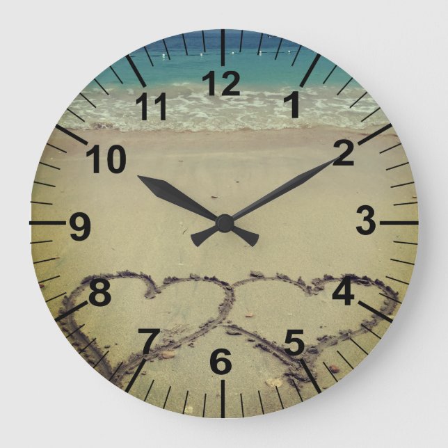 Strand-Thema-Herzen im Sand Große Wanduhr (Vorderseite)