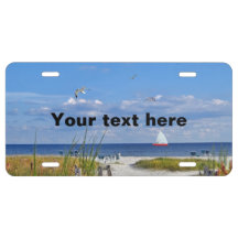 Strand und Meerblick mit Segelboot