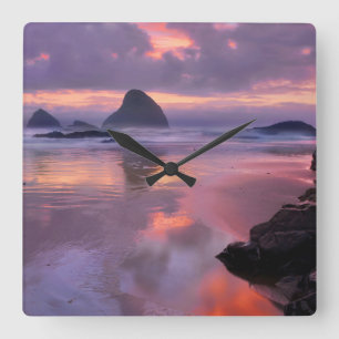 Strand und Meeresstapel in Oregon, Sonnenuntergang Quadratische Wanduhr
