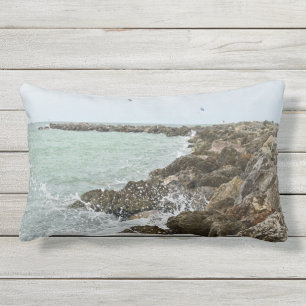 Strand-Wellen, die auf Felsen zusammenstoßen Kissen Für Draußen
