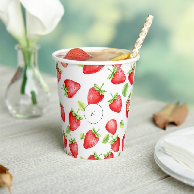 Strandfarbene Erdbeeren im Sommer mit Monogramm Pappbecher (In Situ)