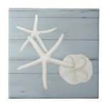 Strandfisch Sanddollar Muscheln Dusty Blue Wood Fliese<br><div class="desc">Ein einfaches, ruhiges, am Meer inspiriertes Design eignet sich ideal für ein modernes Strandhaus oder eine Zuhause im Stil der Hütte am Ufer. Handgemalte Ölpastellfische Weißer Fingered Starfish und sonnengebleichte Sandmuscheln mit eleganten, malerischen Details wurden von Audrey Jeanne Roberts, international lizenzierter Künstler und Designer, kreiert. Hütte verstaubtes Schieferblau, verwittertes und...</div>