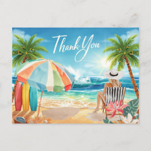Strandgirl sitzt am Strand und schaut aufs Meer Postkarte