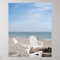 Strandhaus mit Liegestühlen und Sonnenschirmen