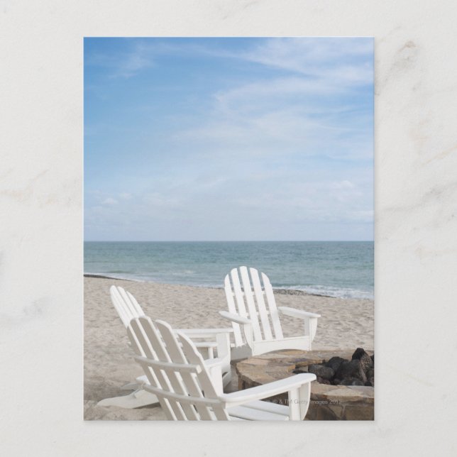 Strandhaus mit Liegestühlen und Sonnenschirmen Postkarte (Vorderseite)