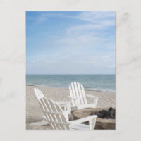 Strandhaus mit Liegestühlen und Sonnenschirmen