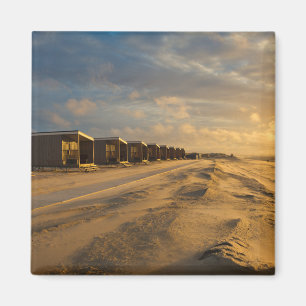 Strandhütten bei Sonnenuntergang an der niederlä Magnet