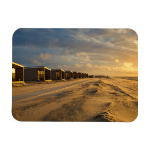 Strandhütten bei Sonnenuntergang an der niederlä Magnet