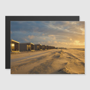 Strandhütten bei Sonnenuntergang an der niederlä Magneteinladung
