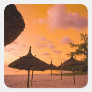 Strandhütten im Palapa-Stil bei Sonnenaufgang, Bel Quadratischer Aufkleber