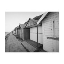 Strandhütten in Schwarz-Weiß-Form auf Postkarte