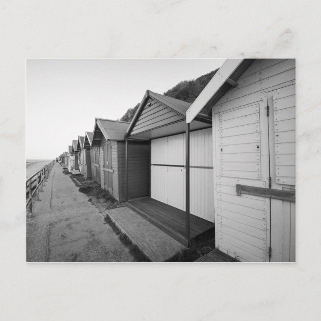 Strandhütten in Schwarz-Weiß-Form auf Postkarte (Vorderseite)