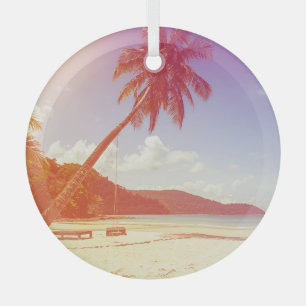 Strandlandschaft, Kokospalmen, Holzbett. Ornament Aus Glas