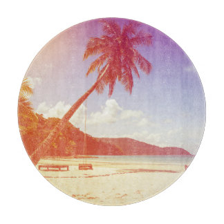 Strandlandschaft, Kokospalmen, Holzbett. Schneidebrett