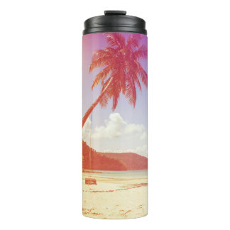 Strandlandschaft, Kokospalmen, Holzbett. Thermosbecher