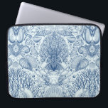 Strandschätze in Blau Laptopschutzhülle<br><div class="desc">Handgezeichnet Vektorgrafik von Muscheln,  Korallen,  Krabben und Algen</div>