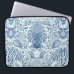 Strandschätze in Blau Laptopschutzhülle<br><div class="desc">Handgezeichnet Vektorgrafik von Muscheln, Korallen, Krabben und Algen</div>