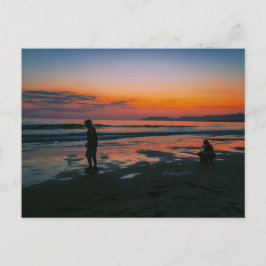 Strandsonnenuntergang mit friedlichem Ozeanmoment Postkarte