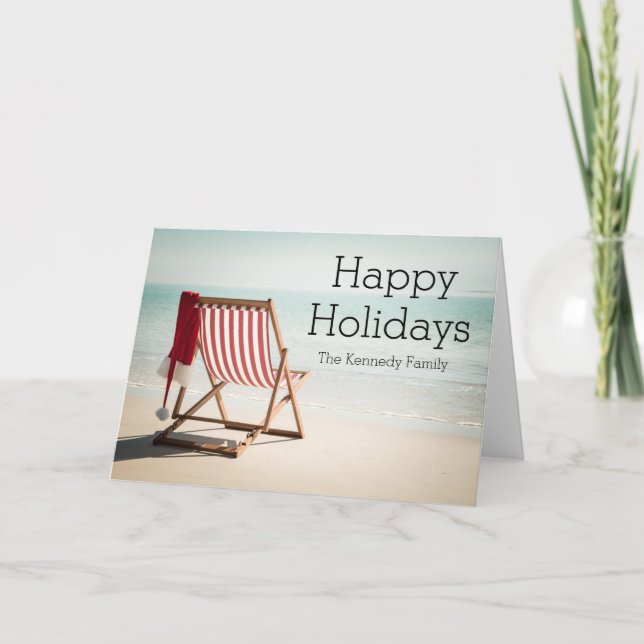 Strandstuhl mit Weihnachtsmannmütze Feiertagskarte (Vorderseite)