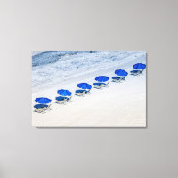 Strandstühle mit blauen Regenschirmen am Strand vo