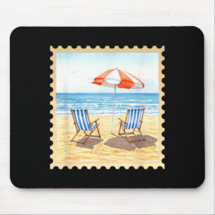 Strandstühle unter Sonnenschirm im Sommer Mousepad