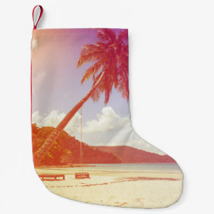 Strandszene, Kokosnusspalme, Holzbett. Kleiner Weihnachtsstrumpf