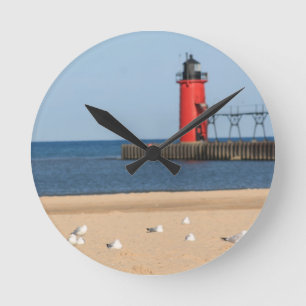 Strandszene mit Seemöwen und Leuchtturm Runde Wanduhr