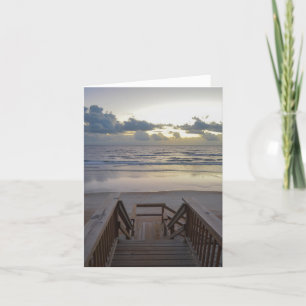 Strandtreppen bis zum ruhigen Wasser bei Sonnenauf Karte