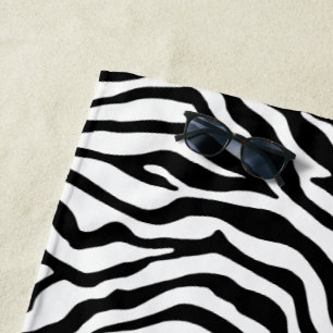 Strandtuch mit schwarz-weißem Zebrastreifen