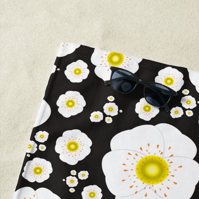 Strandtuch von White Poppies (Beispiel)