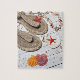 Strandurlaub mit Sandalen und Muscheln