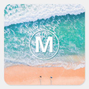 Strandwellen, weißes Monogramm im Kreis Quadratischer Aufkleber