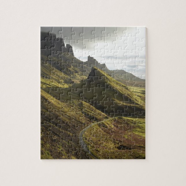 Straße, die die Quiraing, die Insel Skye, (Vertikal)