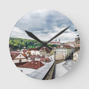 Straße im Stadtzentrum von Prag Runde Wanduhr