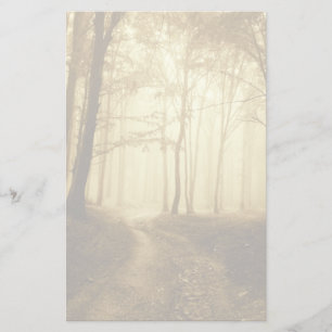 Straße in einem dunklen Wald mit Nebel Briefpapier