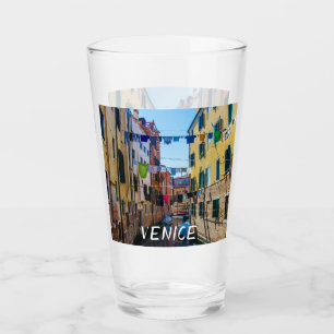 Straße in Venedig mit Wäsche waschen Kleider Itali Glas