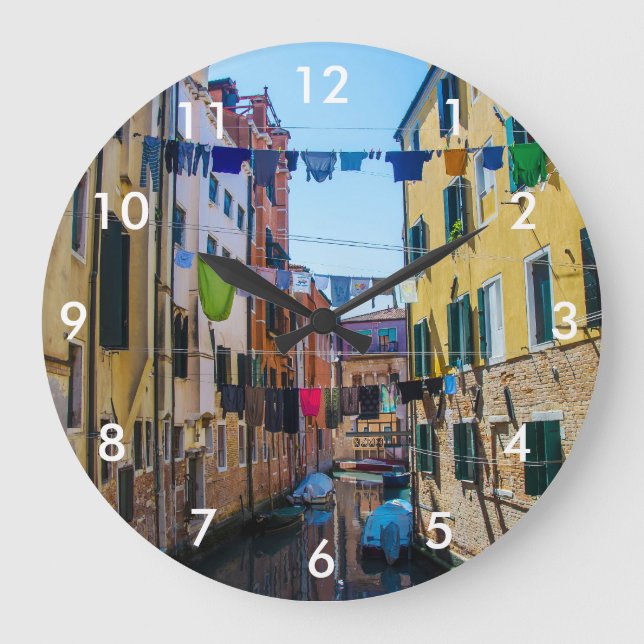 Straße in Venedig mit Wäsche waschen Kleider Itali Große Wanduhr (Vorderseite)