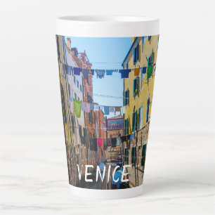 Straße in Venedig mit Wäsche waschen Kleider Itali Milchtasse