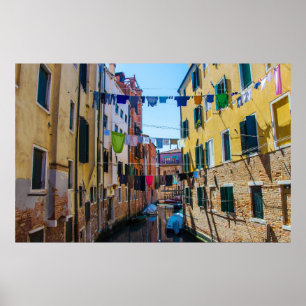 Straße in Venedig mit Wäsche waschen Kleider Itali Poster