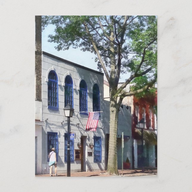 Straße mit amerikanischer Flagge Alexandria VA Postkarte (Vorderseite)