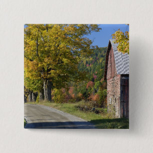 Straße neben einer klassischen ländlichen Scheune/ Button