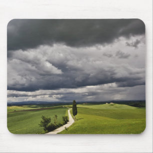 Straße und Gewitterwolken, ländliche Region Toskan Mousepad