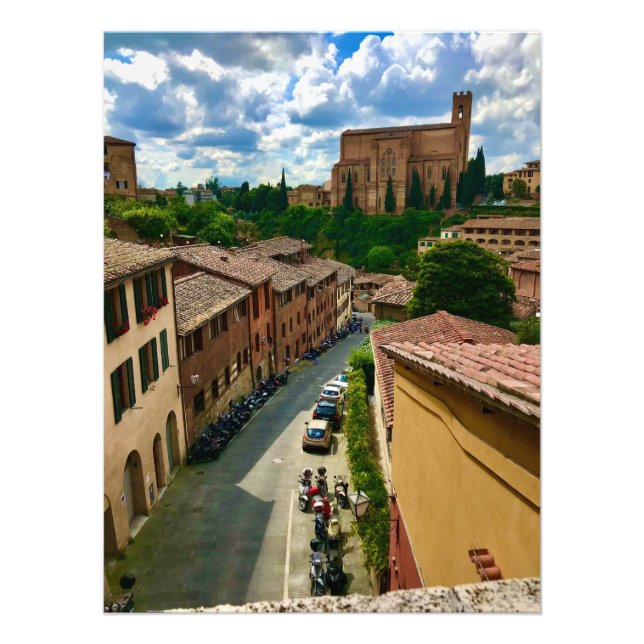 Straße zum Duomo in Siena, Italien Fotodruck (Vorne)