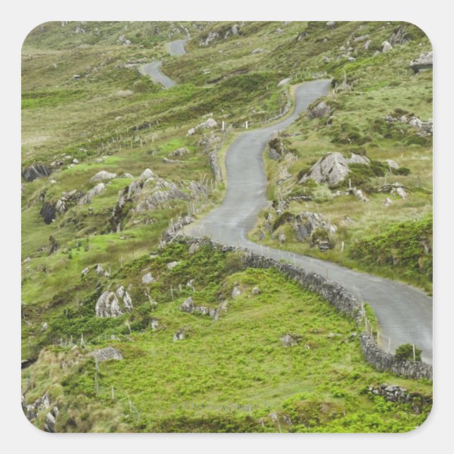 Straße zwischen Ballaghacahreen und Caherkeen. Quadratischer Aufkleber (Vorderseite)