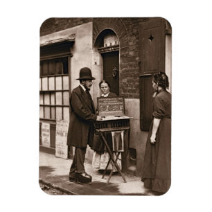 Straßen-Doktor, 1876-77 (woodburytype) Magnet