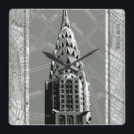 Straßen New Yorks mit dem Empire State Gebäude Quadratische Wanduhr<br><div class="desc">Warst du schon mal in New York? Dann werden Sie dieses Bild der Straßen der Stadt mit einem Einzug des Empire State Gebäude Liebe. Kaufen Sie dieses Stück und bringen Sie sich ein wenig naher zum Big Apple!</div>