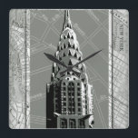 Straßen New Yorks mit dem Empire State Gebäude Quadratische Wanduhr<br><div class="desc">Warst du schon mal in New York? Dann werden Sie dieses Bild der Straßen der Stadt mit einem Einzug des Empire State Gebäude Liebe. Kaufen Sie dieses Stück und bringen Sie sich ein wenig naher zum Big Apple!</div>
