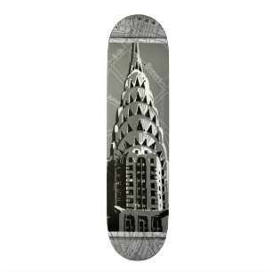 Straßen New Yorks mit dem Empire State Gebäude Skateboard