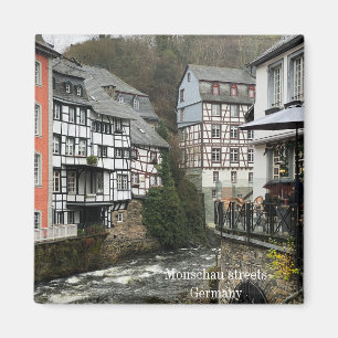 Straßen von Monschau mit Holzhäusern und Flüssen Magnet